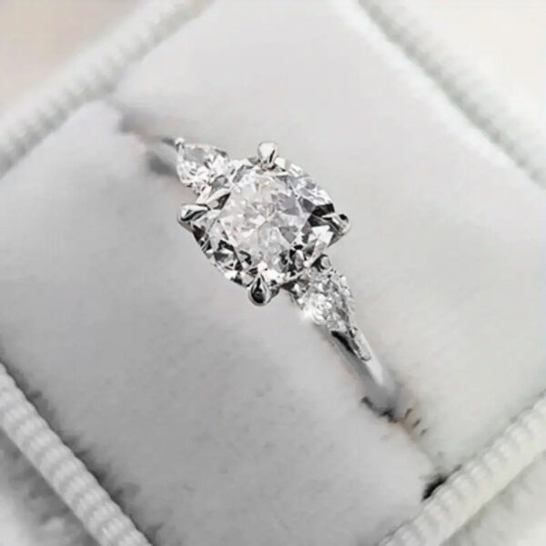 European And American Elegant Four-claw Zircon Ring - Image 7